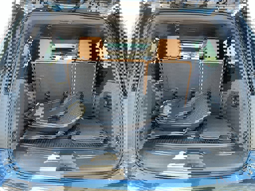 New 2025 Cadillac Escalade ESV Premium Luxury w/ Touring Package image 29