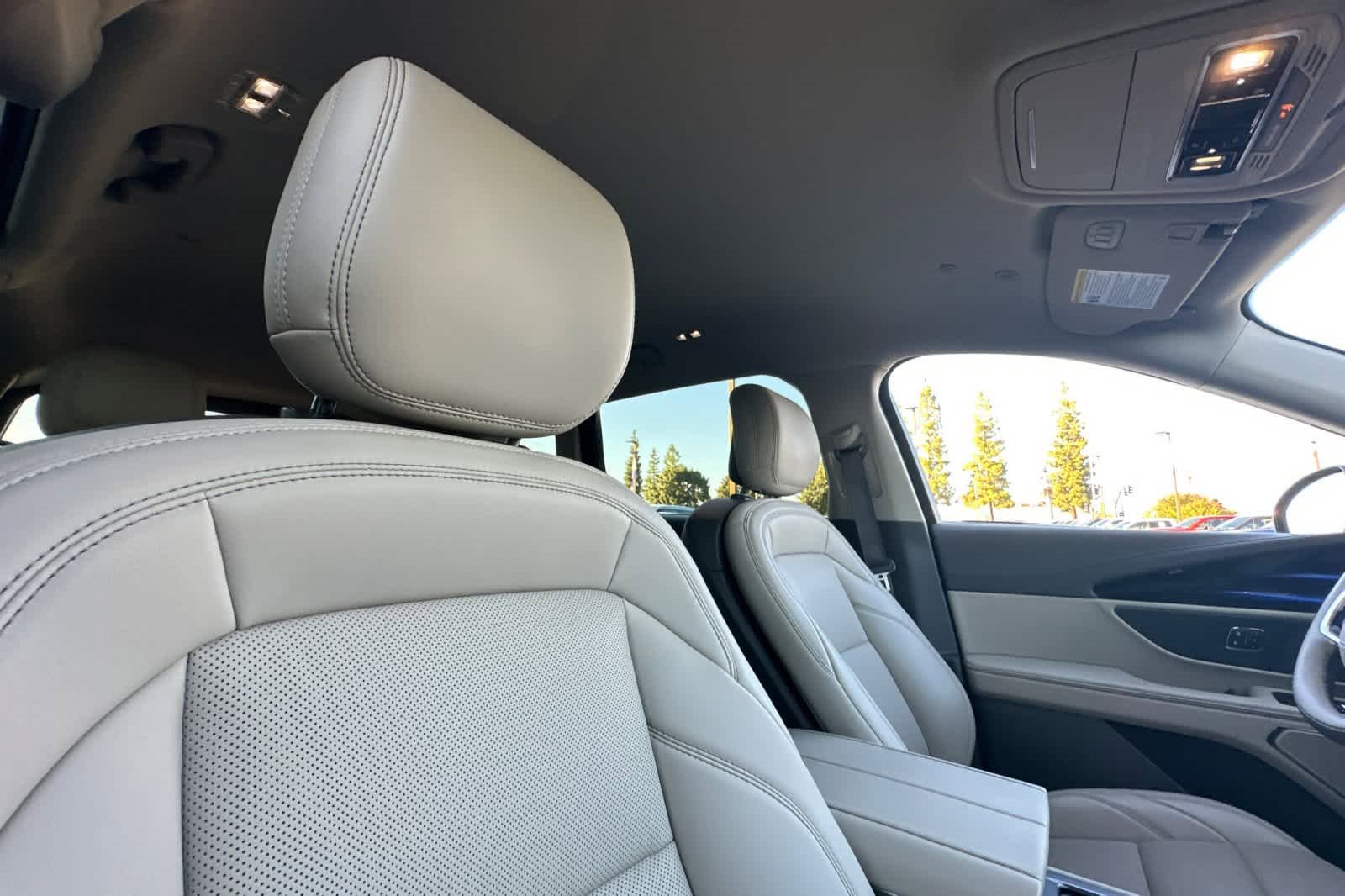 Used 2025 Lincoln Nautilus Premier image 17