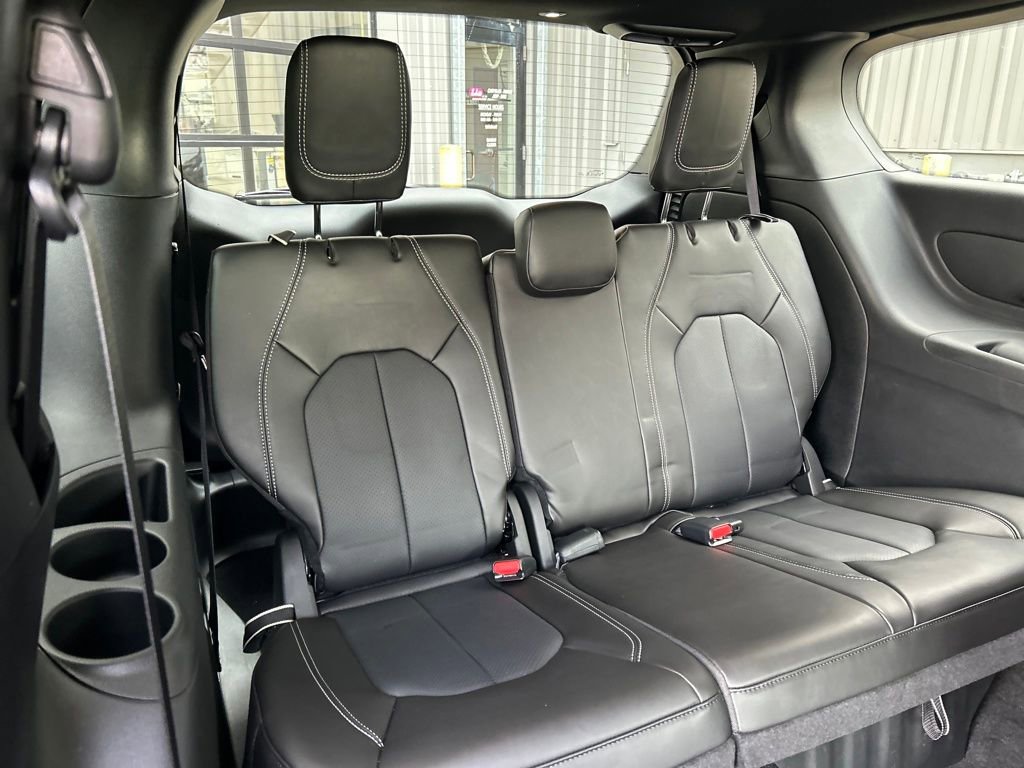 Used 2025 Chrysler Pacifica Select image 30