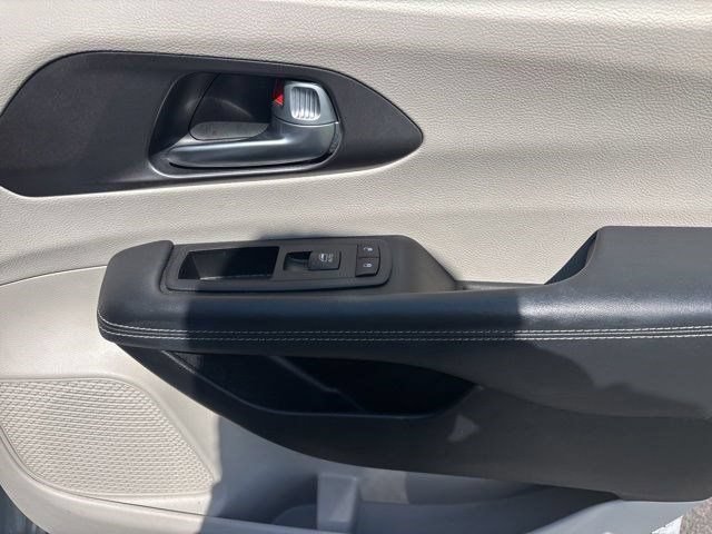 Used 2024 Chrysler Pacifica Touring-L FWD image 39