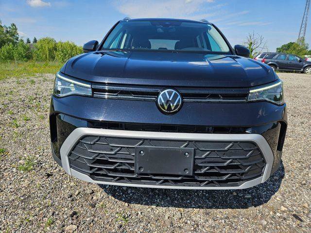 Used 2025 Volkswagen Taos SE AWD/4WD image 2