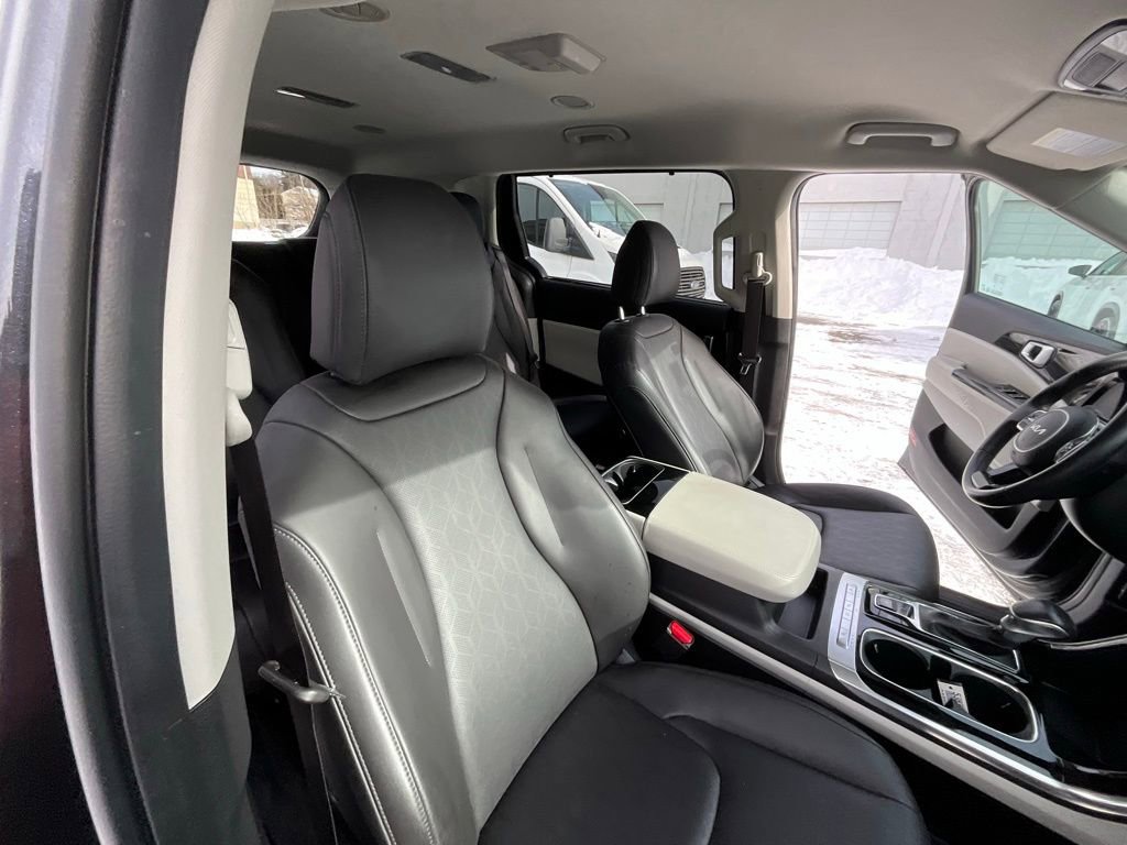 Used 2024 Kia Carnival EX image 37