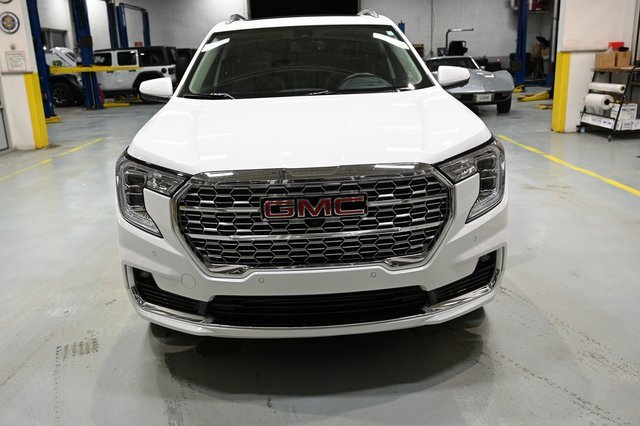 Used 2024 GMC Terrain Denali w/ Denali Premium Package image 2