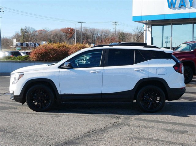 Used 2023 GMC Terrain SLE w/ Driver Convenience Package image 3