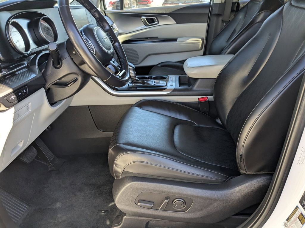 Used 2024 Kia Carnival LX image 11