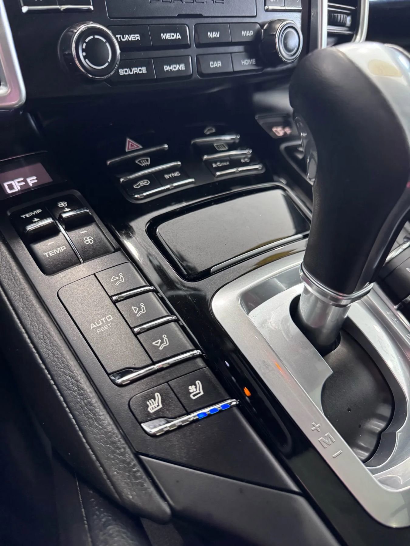 Used 2018 Porsche Cayenne Platinum Edition image 32