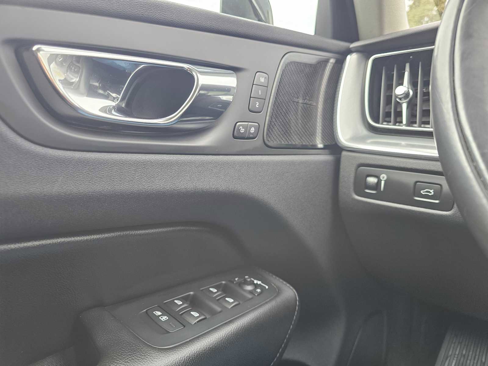 Used 2019 Volvo XC60 T5 Momentum w/ Multimedia Package image 29