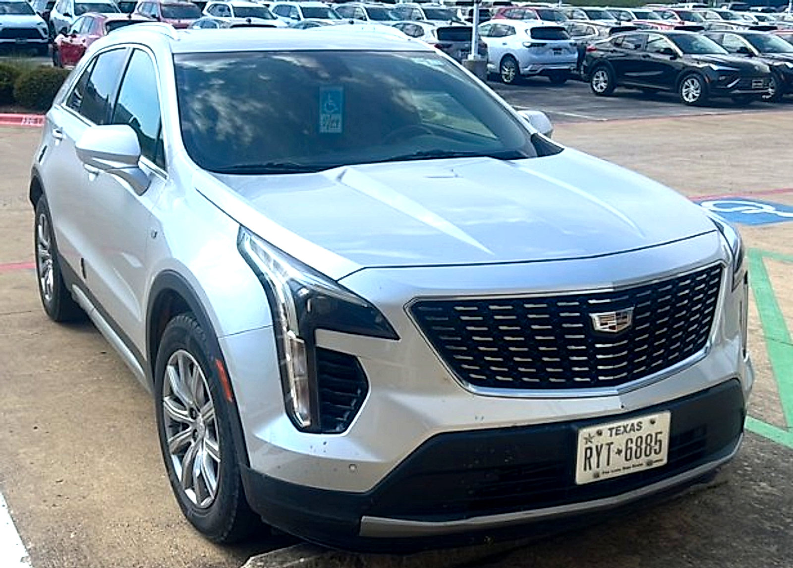 Used 2020 Cadillac XT4 Premium Luxury FWD image 2