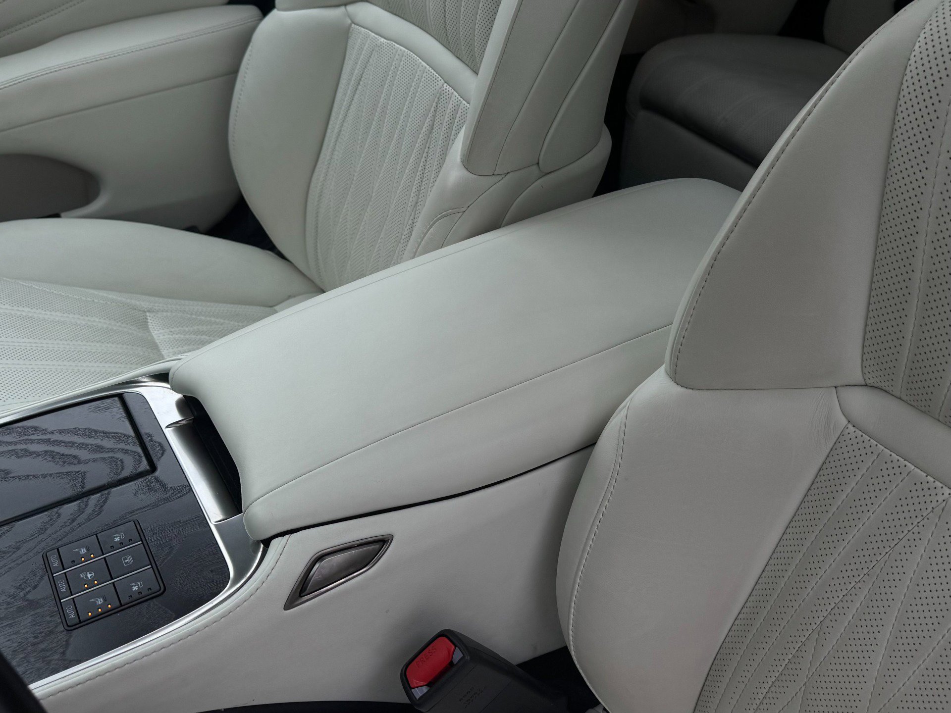 Used 2023 Lexus LS 500h AWD w/ Luxury Package image 26