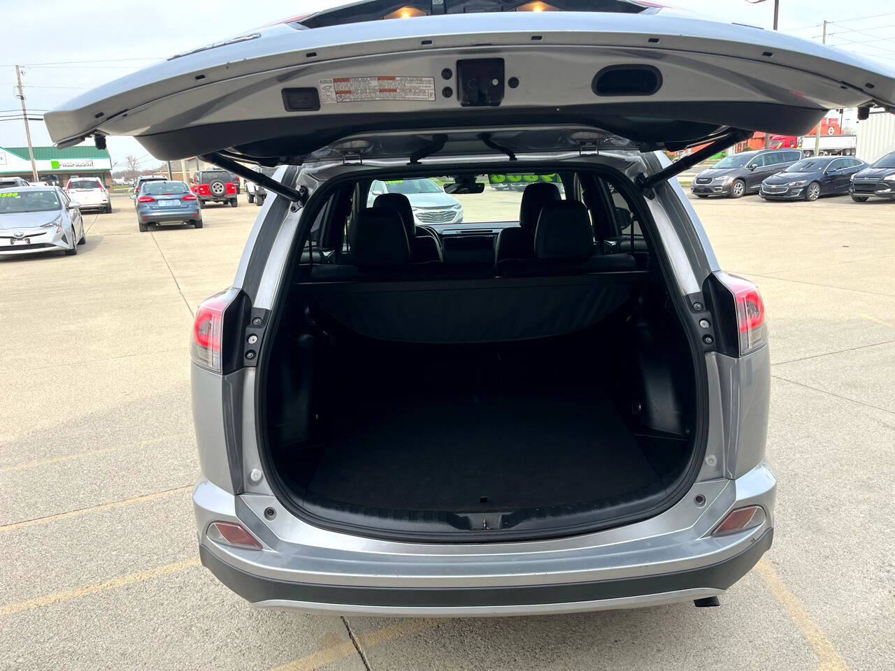 Used 2018 Toyota RAV4 SE w/ Power Extra Value Package image 7