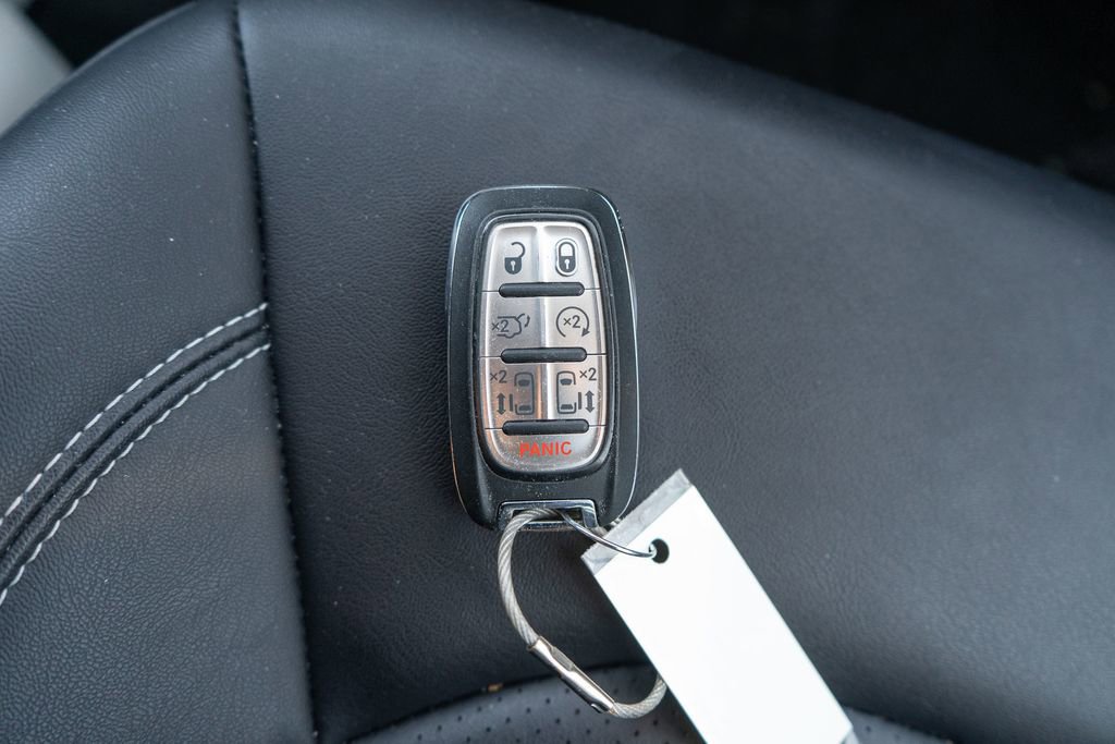 Used 2024 Chrysler Pacifica Select image 32