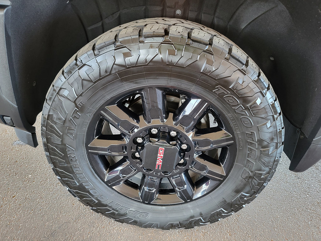Used 2025 GMC Sierra 2500 AT4 w/ Technology Package AWD/4WD image 11