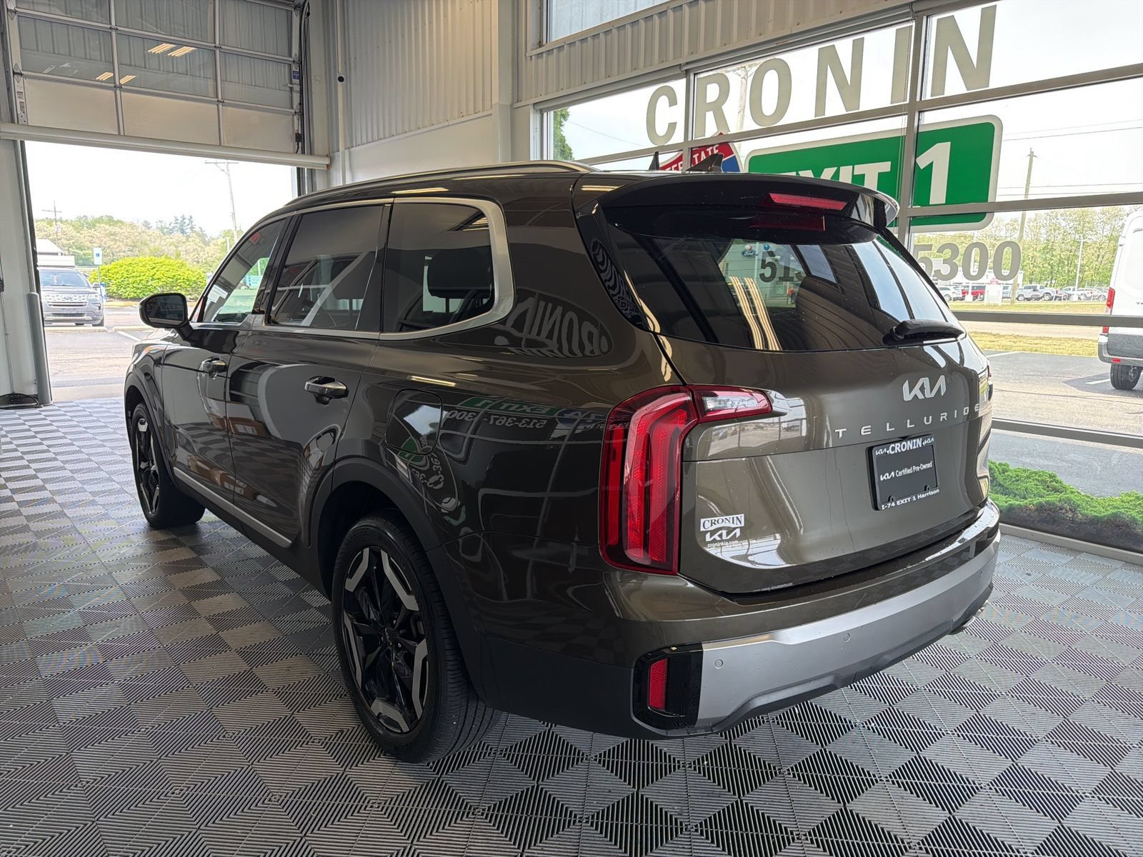 Used 2025 Kia Telluride S FWD image 4