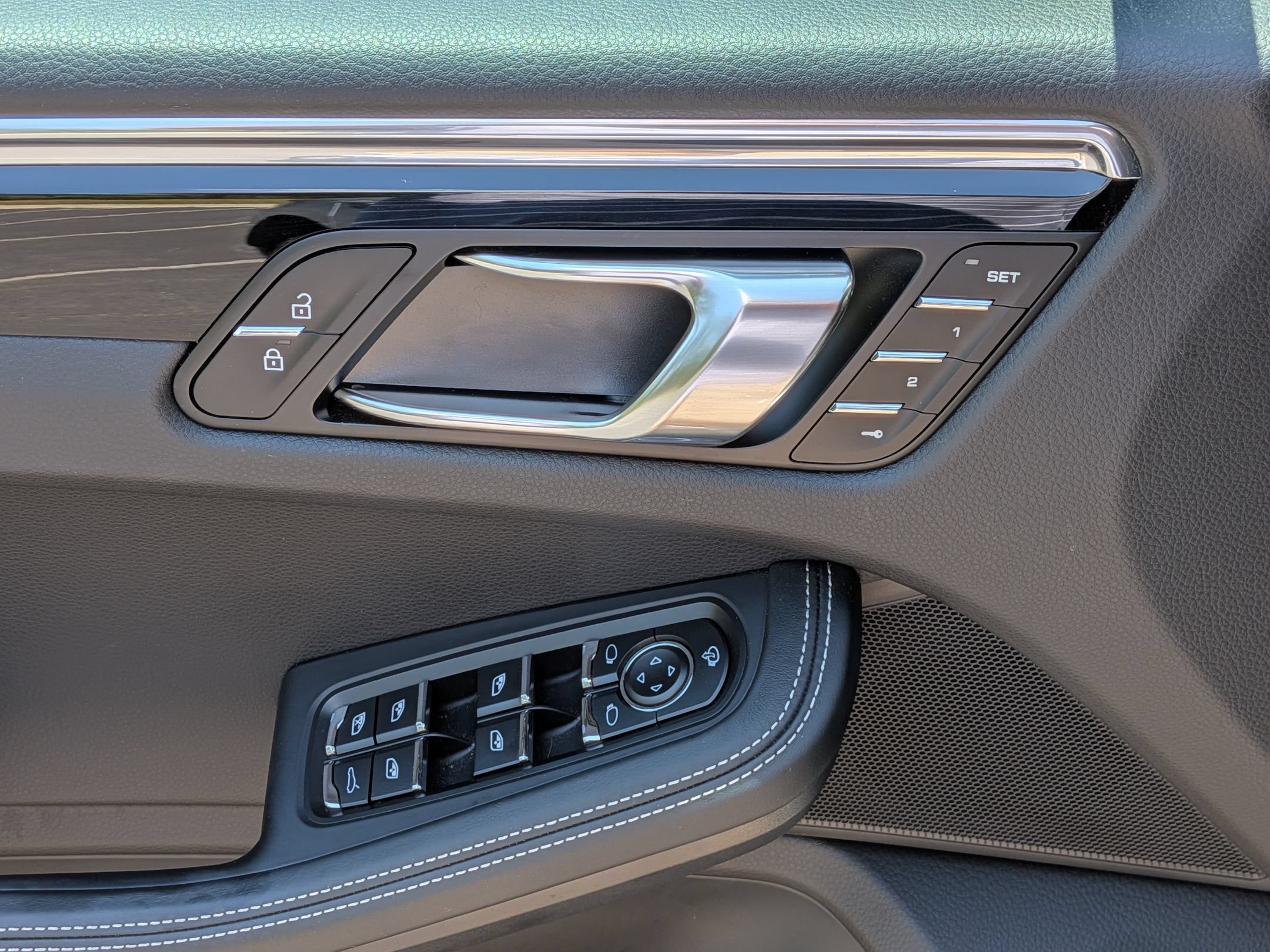 Certified 2025 Porsche Macan Turbo AWD/4WD image 23