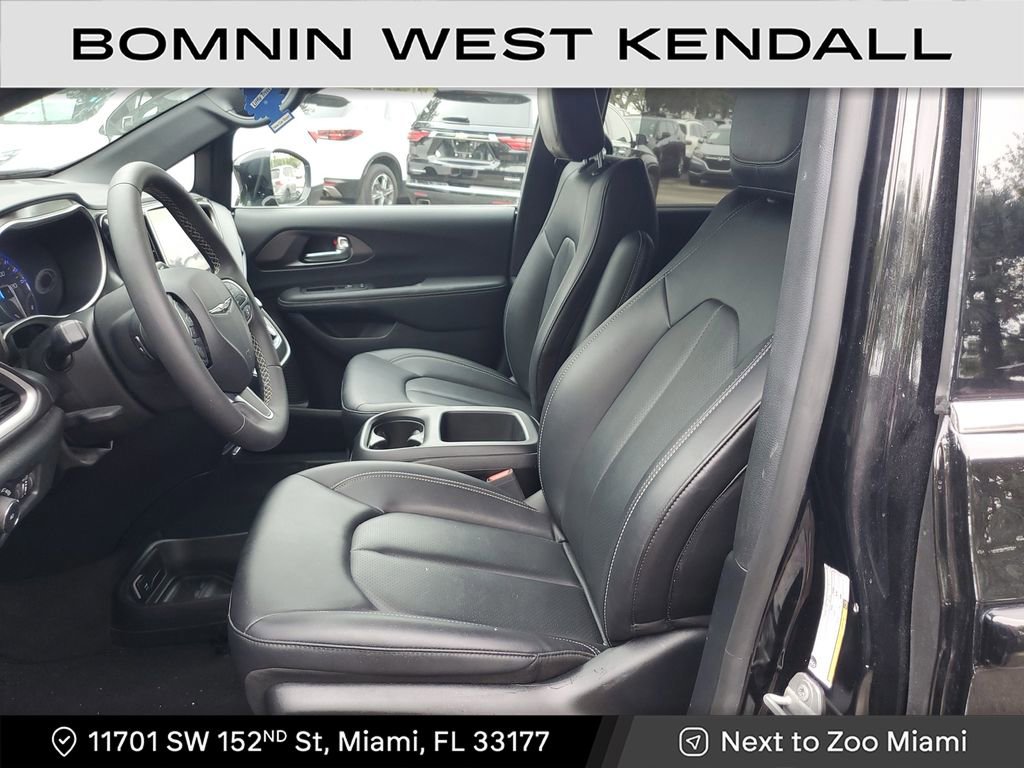 Used 2025 Chrysler Pacifica Select image 24
