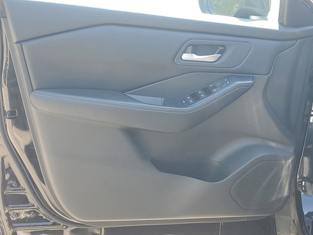 Used 2024 Nissan Rogue SV image 10