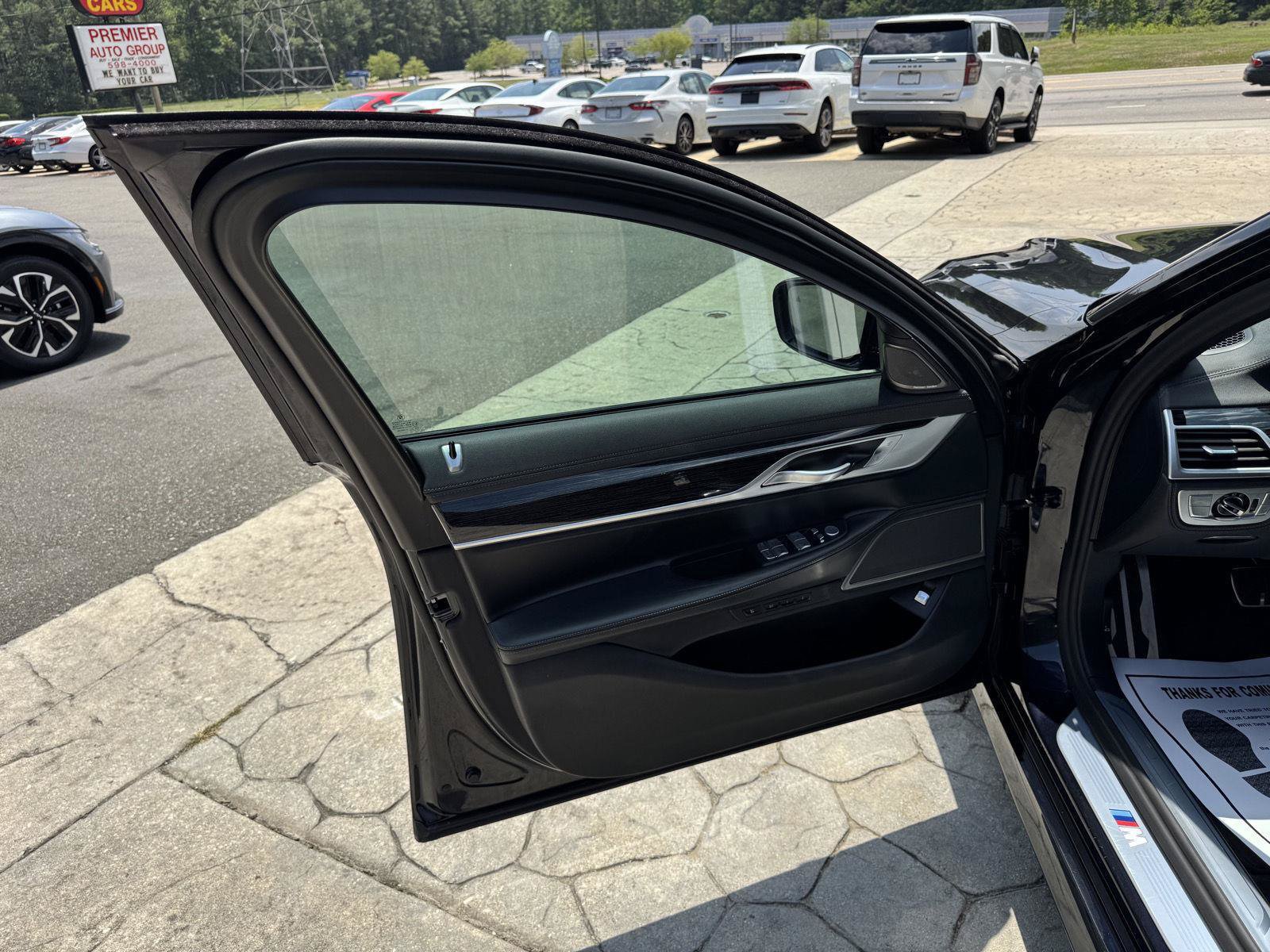 Used 2022 BMW 740i w/ M Sport Package RWD image 3