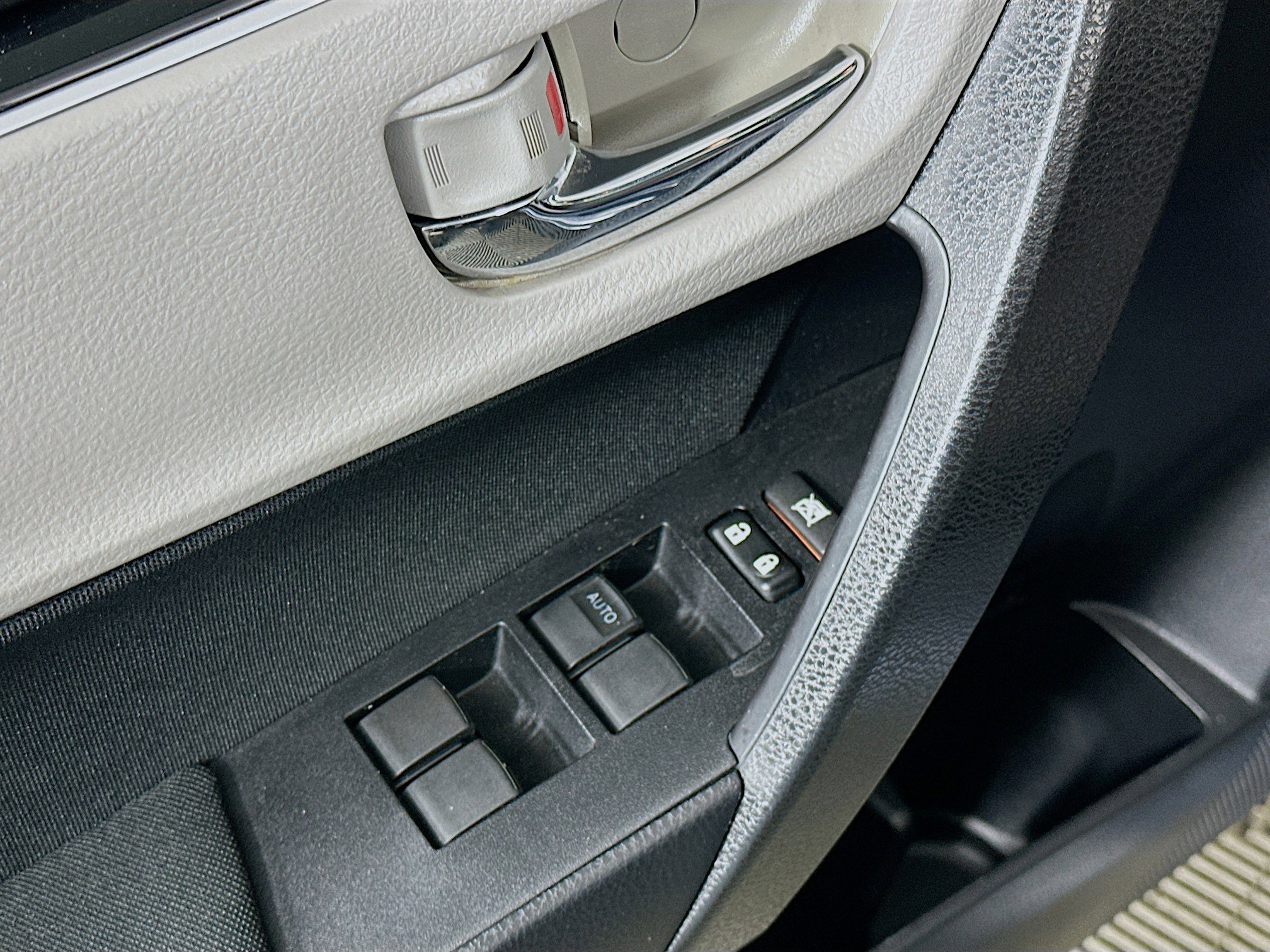 Used 2019 Toyota Corolla LE FWD image 15