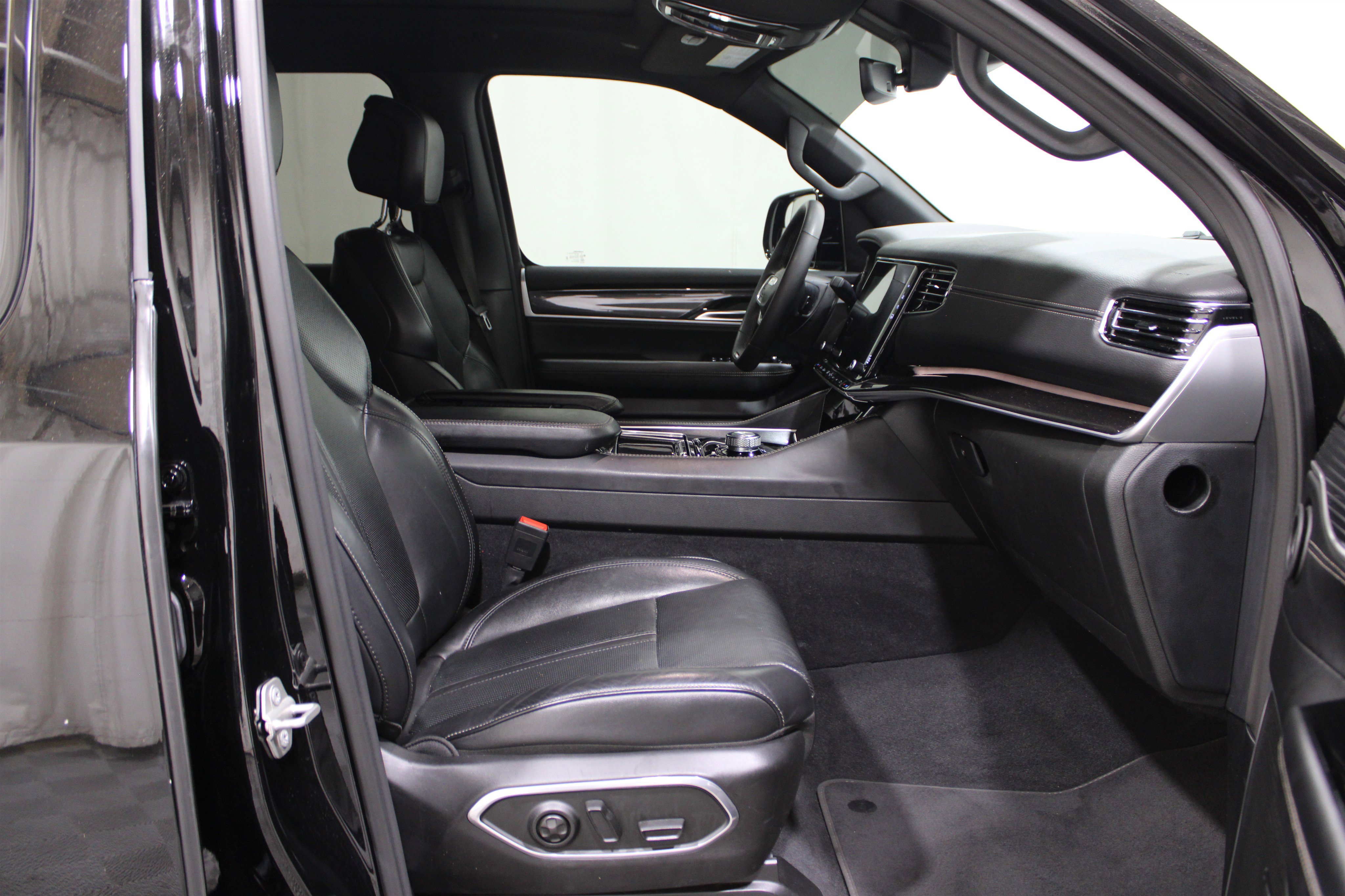 Used 2023 Jeep Wagoneer 4WD w/ Premium Group I image 34