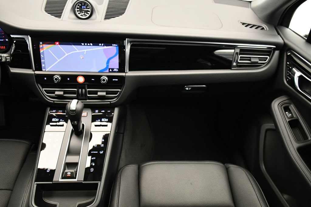 Certified 2026 Porsche Macan AWD/4WD image 23