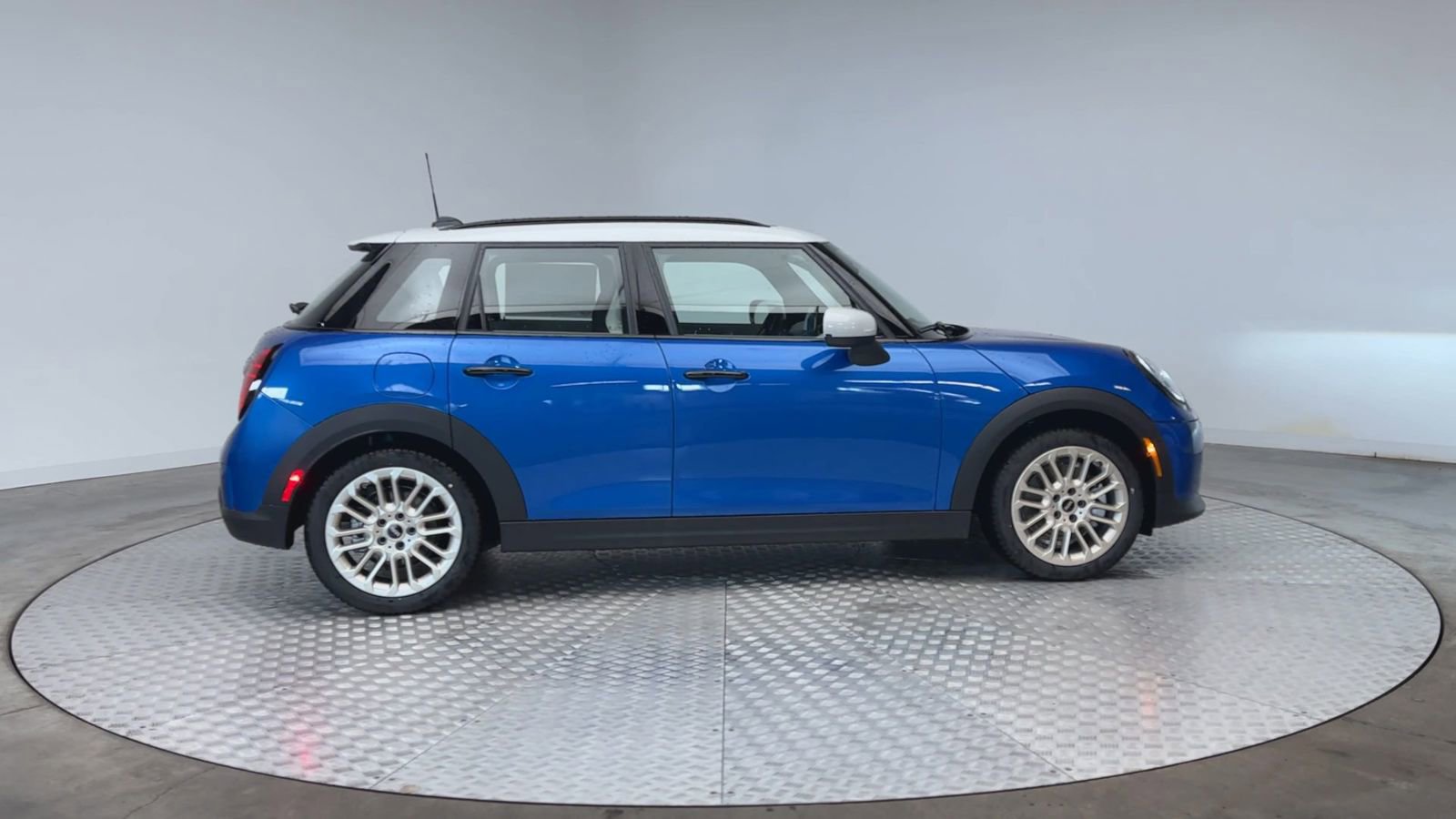 New 2026 MINI Cooper 4-Door Hardtop image 9