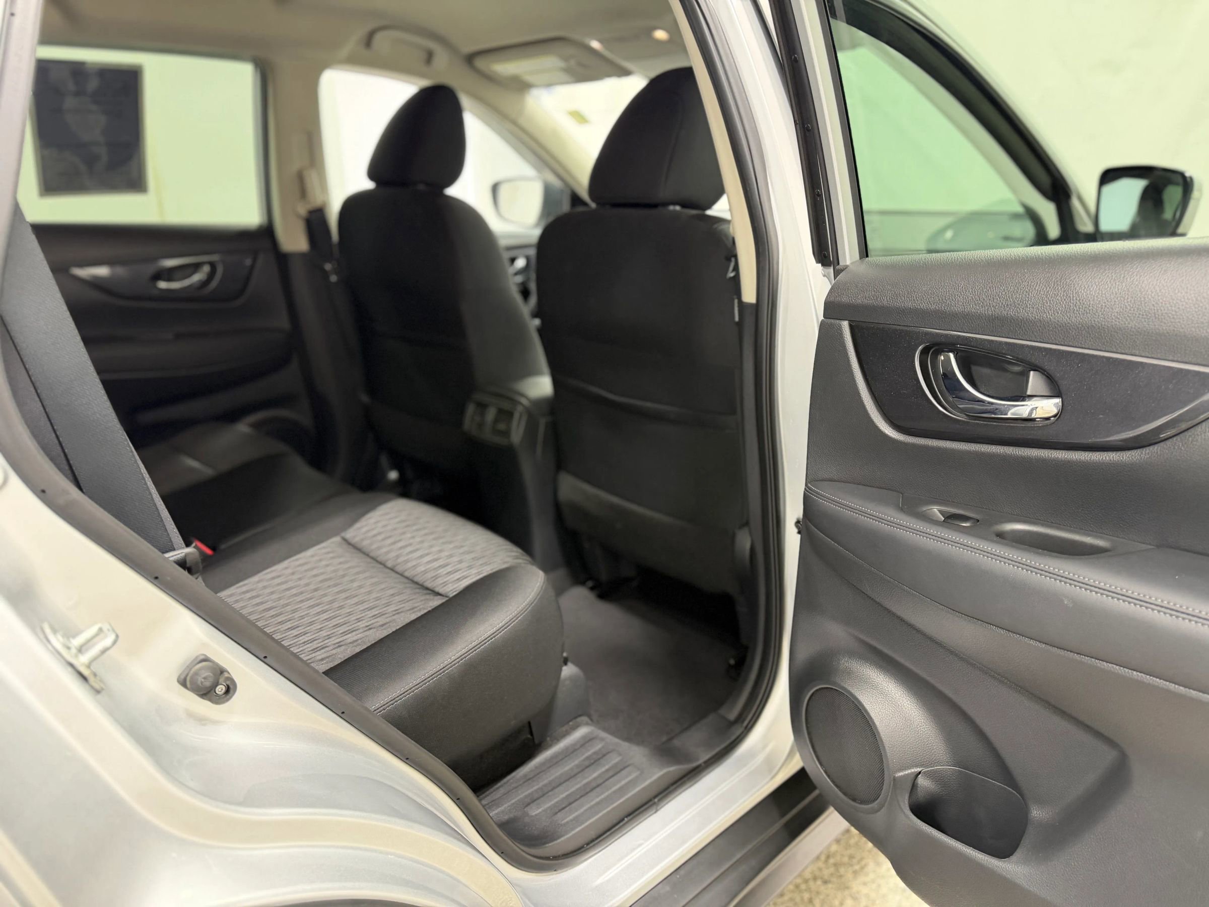 Used 2018 Nissan Rogue SV image 29