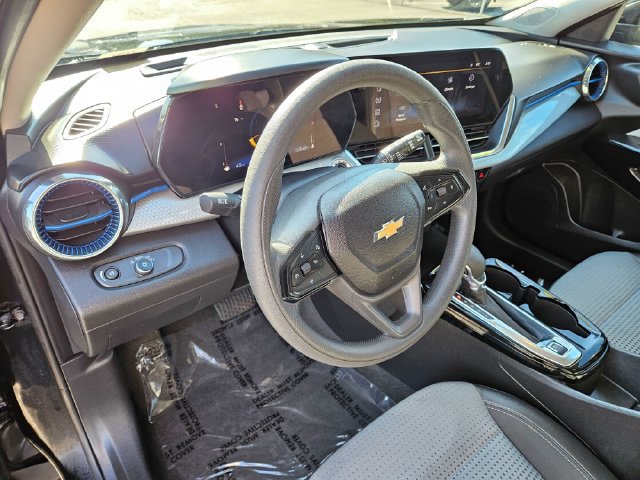 Used 2025 Chevrolet Trax LT FWD image 23