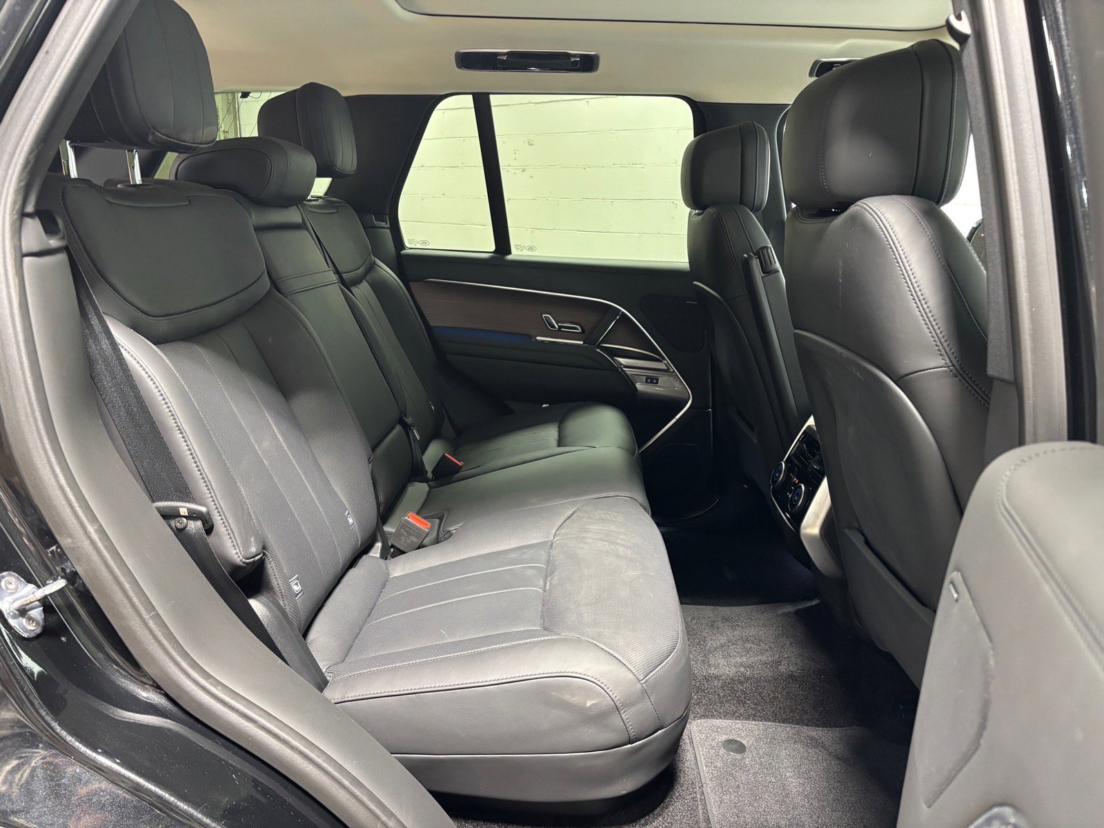 Used 2023 Land Rover Range Rover SE image 38