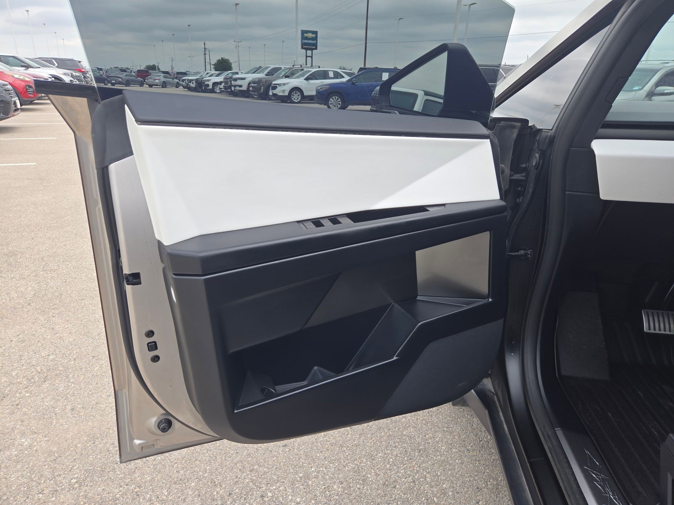 Used 2024 Tesla Cybertruck AWD Crew Cab image 12