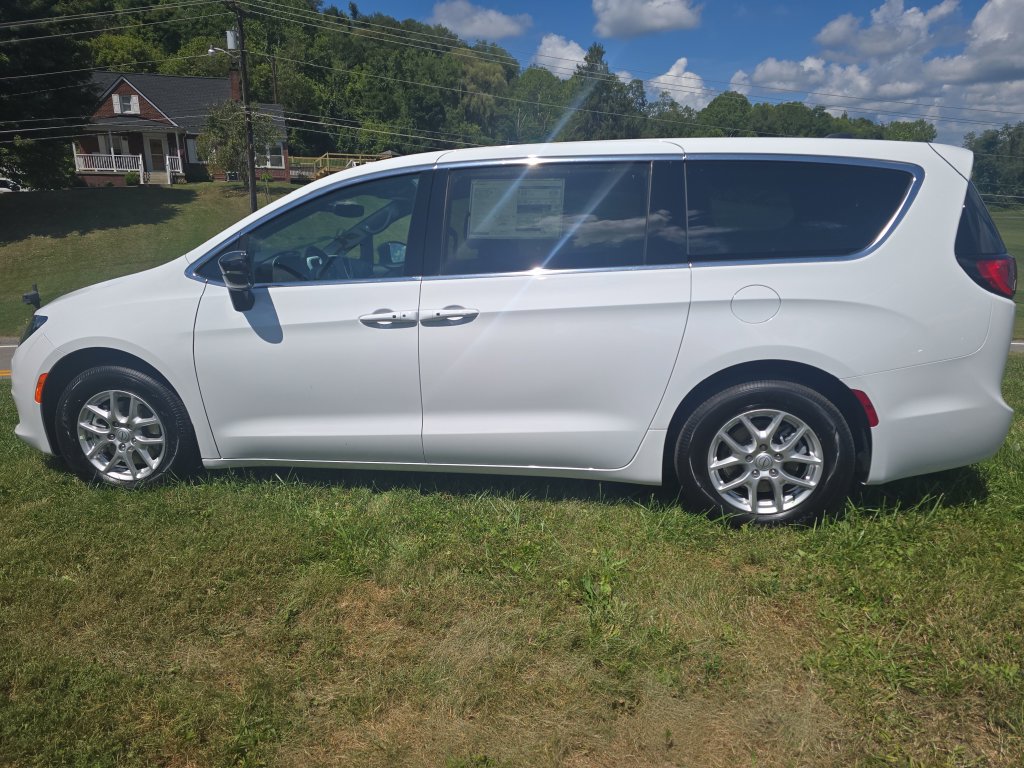 New 2025 Chrysler Voyager LX FWD image 6