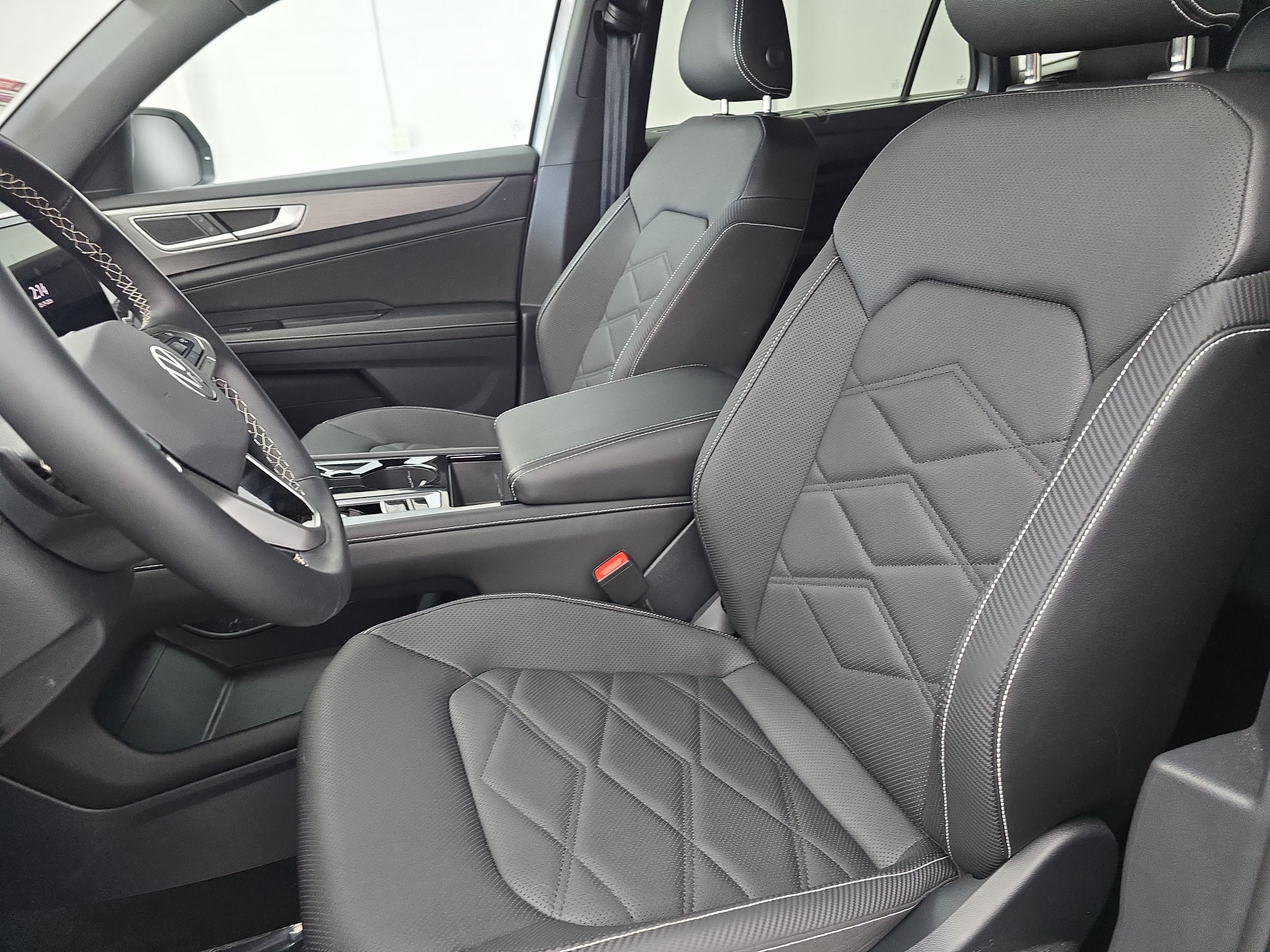 Certified 2025 Volkswagen Atlas Cross Sport SE w/ Panoramic Sunroof Package FWD image 15