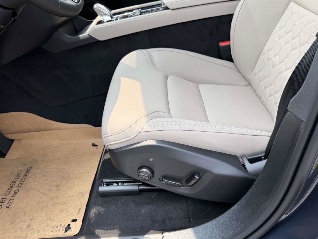 New 2026 Volvo XC90 B6 Plus w/ Protection Package Premier AWD/4WD image 16