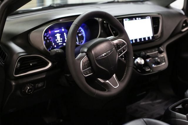 Used 2025 Chrysler Pacifica Select image 7