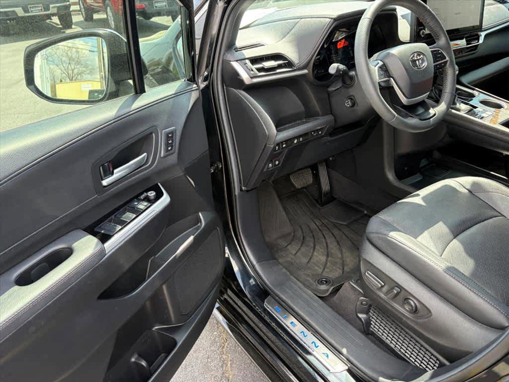 Used 2025 Toyota Sienna Platinum FWD image 18