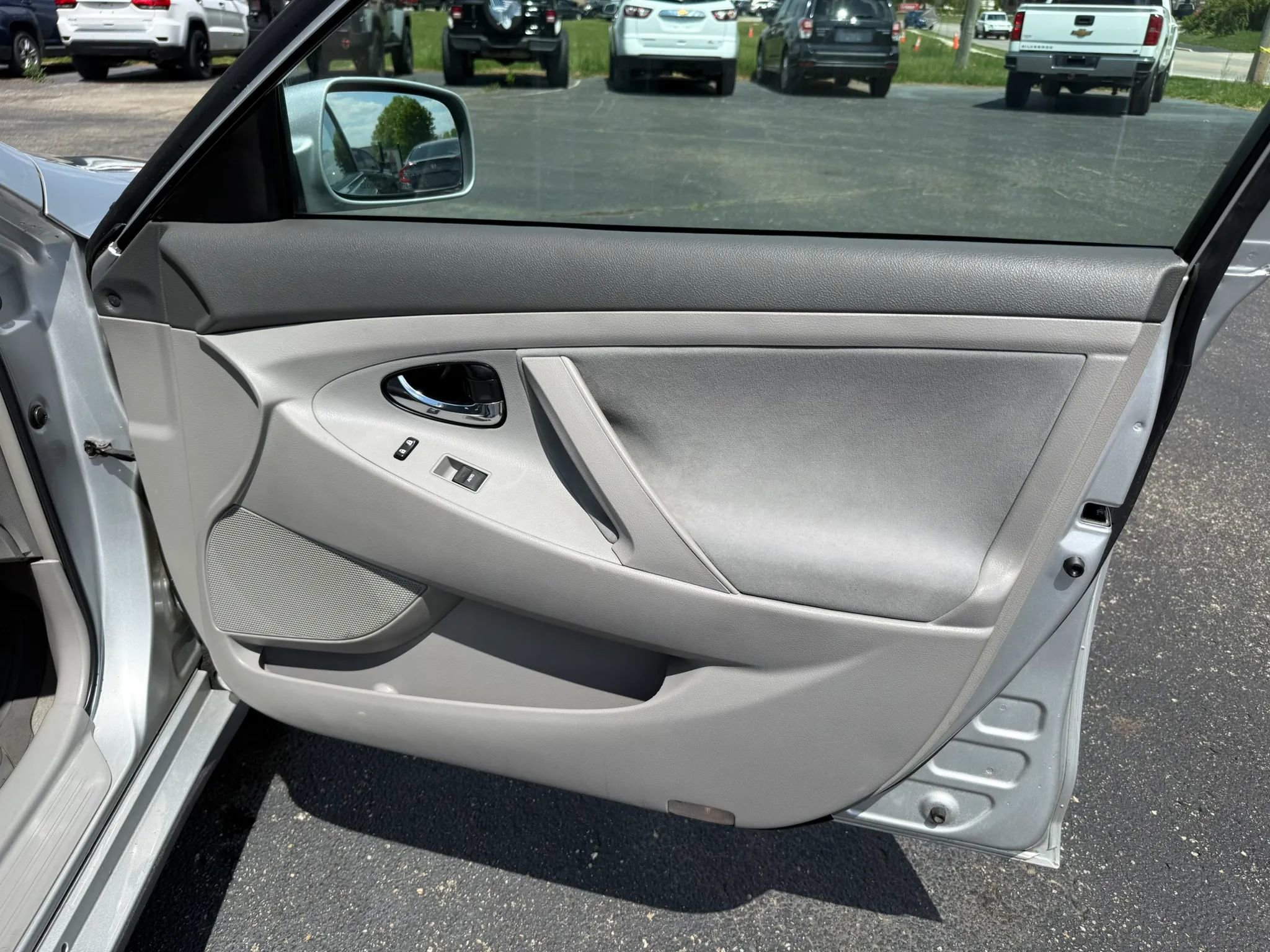 Used 2011 Toyota Camry LE FWD image 17