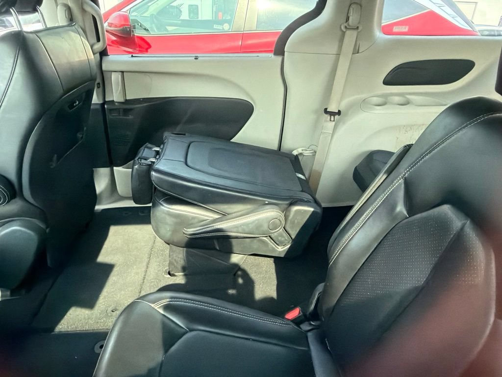 Used 2023 Chrysler Pacifica Touring-L FWD image 12