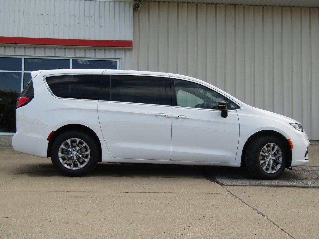 New 2026 Chrysler Pacifica Select image 2