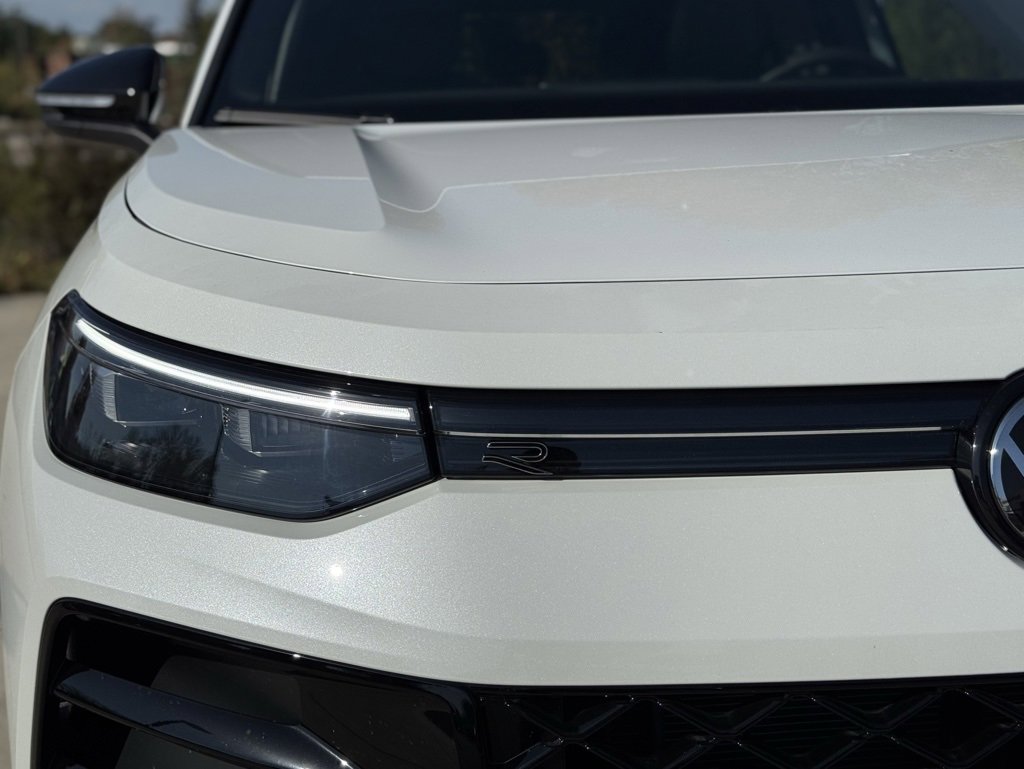 New 2025 Volkswagen Tiguan SE R-Line image 3