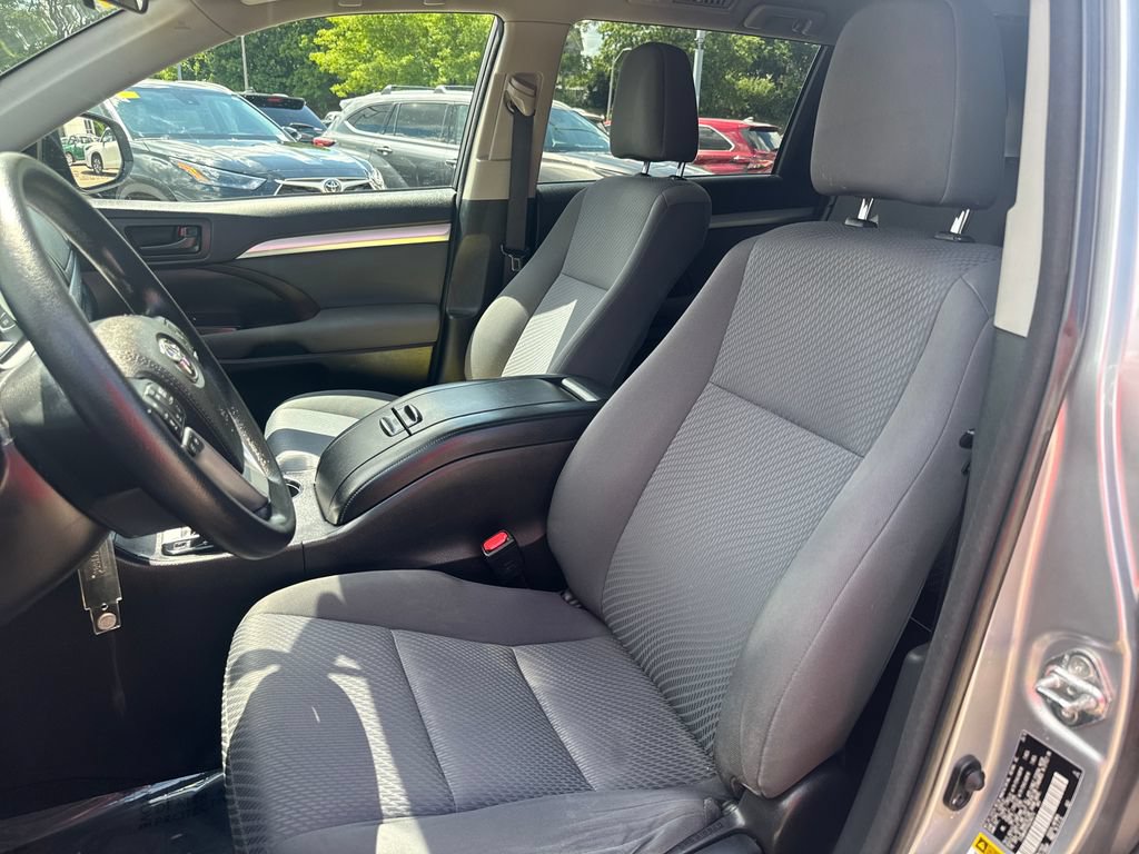 Used 2016 Toyota Highlander LE AWD/4WD image 17