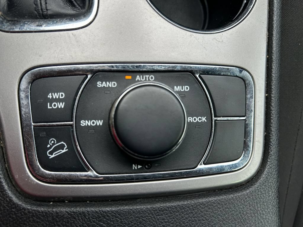 Used 2021 Jeep Grand Cherokee Laredo AWD/4WD image 24