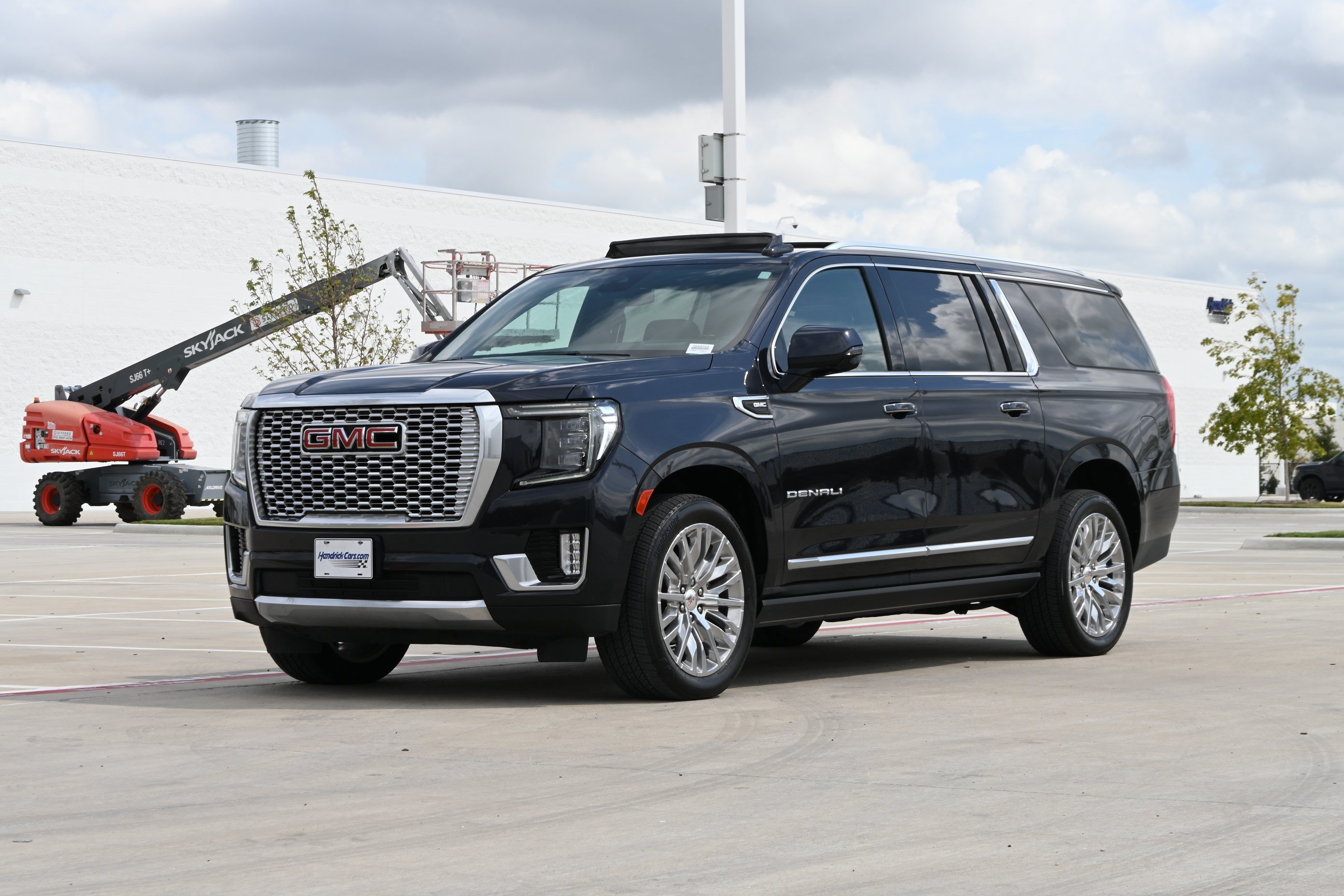 Used 2023 GMC Yukon XL Denali AWD/4WD image 5