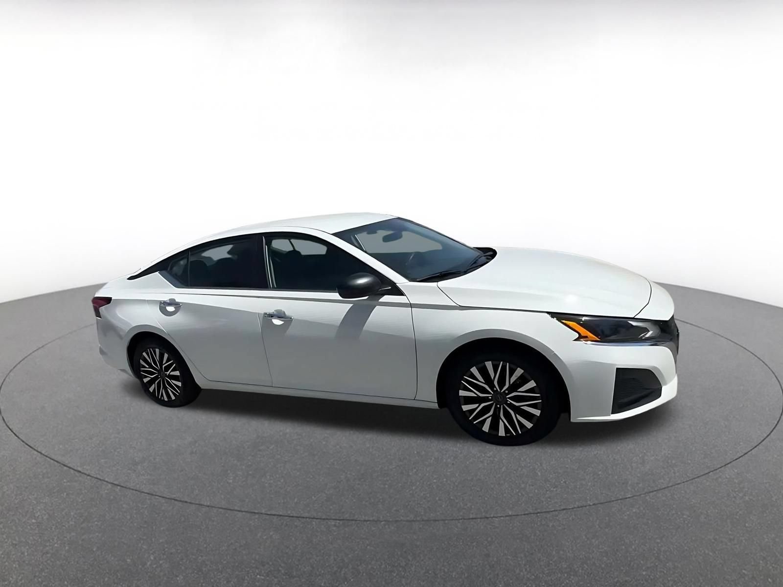 Used 2025 Nissan Altima 2.5 SV FWD image 2