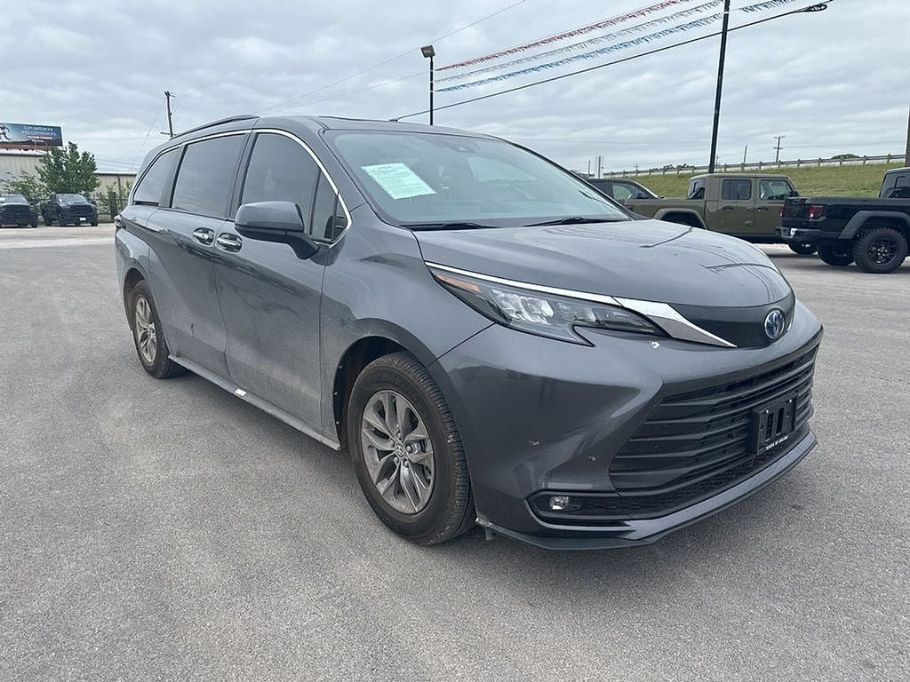 Used 2025 Toyota Sienna XLE FWD image 3