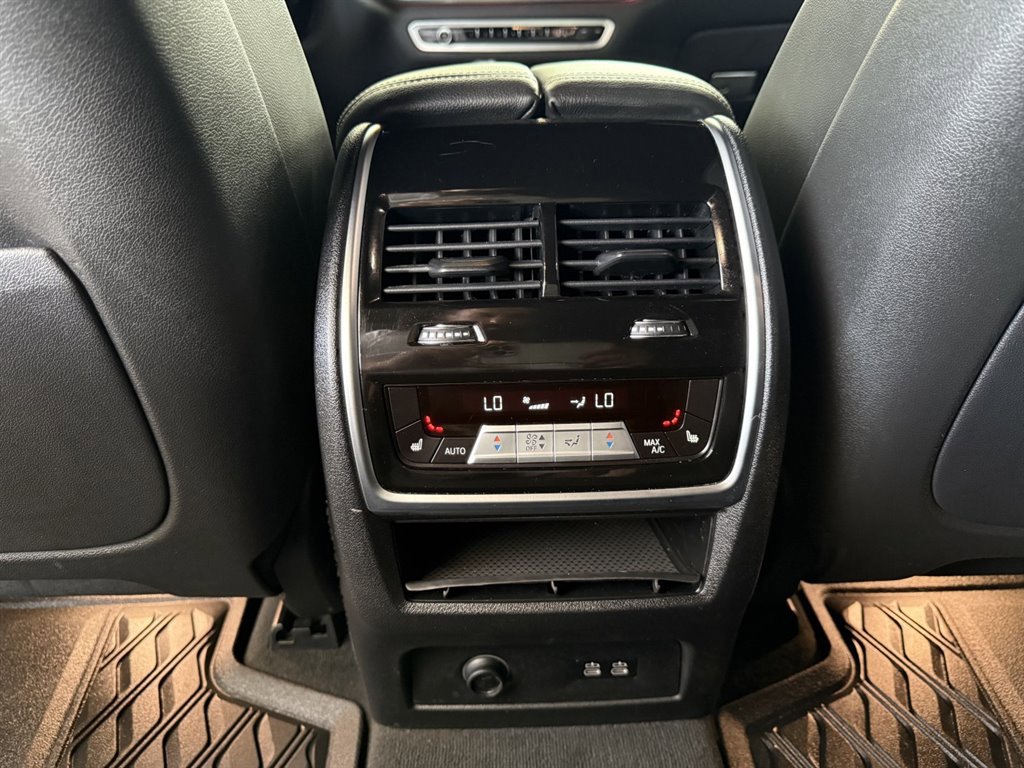 Used 2020 BMW X7 M50i w/ Executive Package image 18