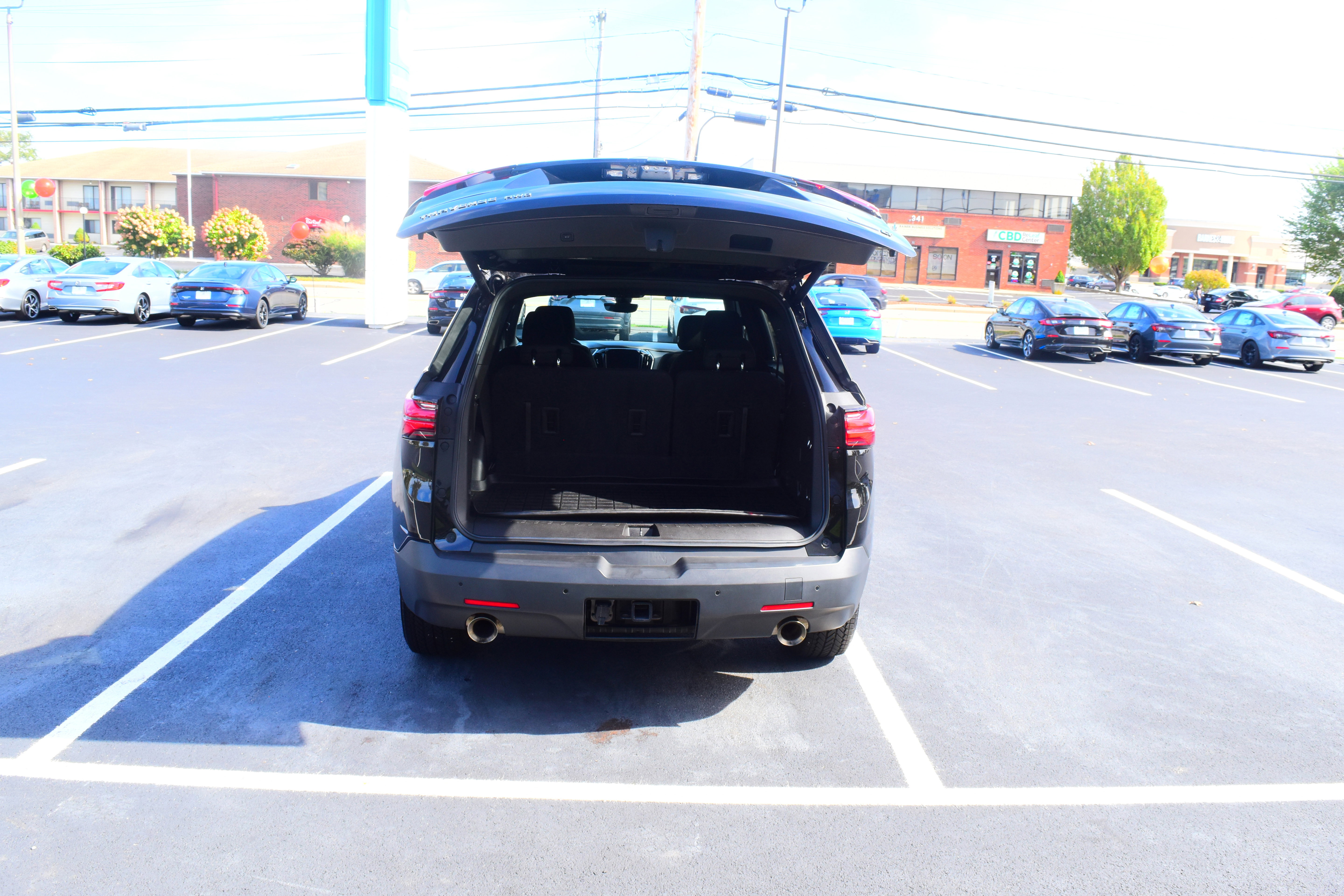 Used 2023 Chevrolet Traverse LT w/ Rear Camera Mirror Package image 9