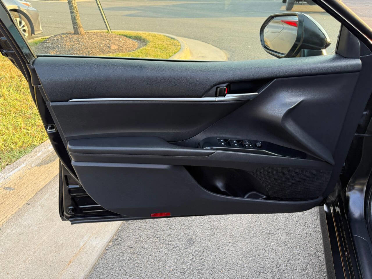Used 2020 Toyota Camry LE image 13