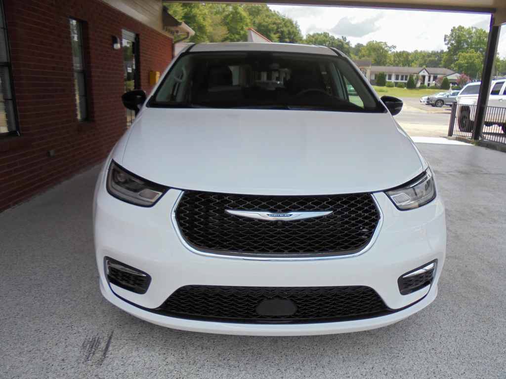 Used 2024 Chrysler Pacifica Touring-L FWD image 3