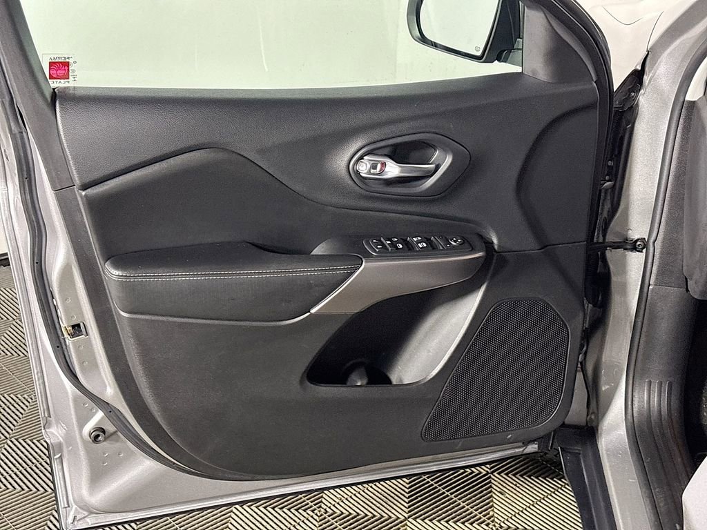 Used 2019 Jeep Cherokee Latitude Plus w/ Cold Weather Group image 10