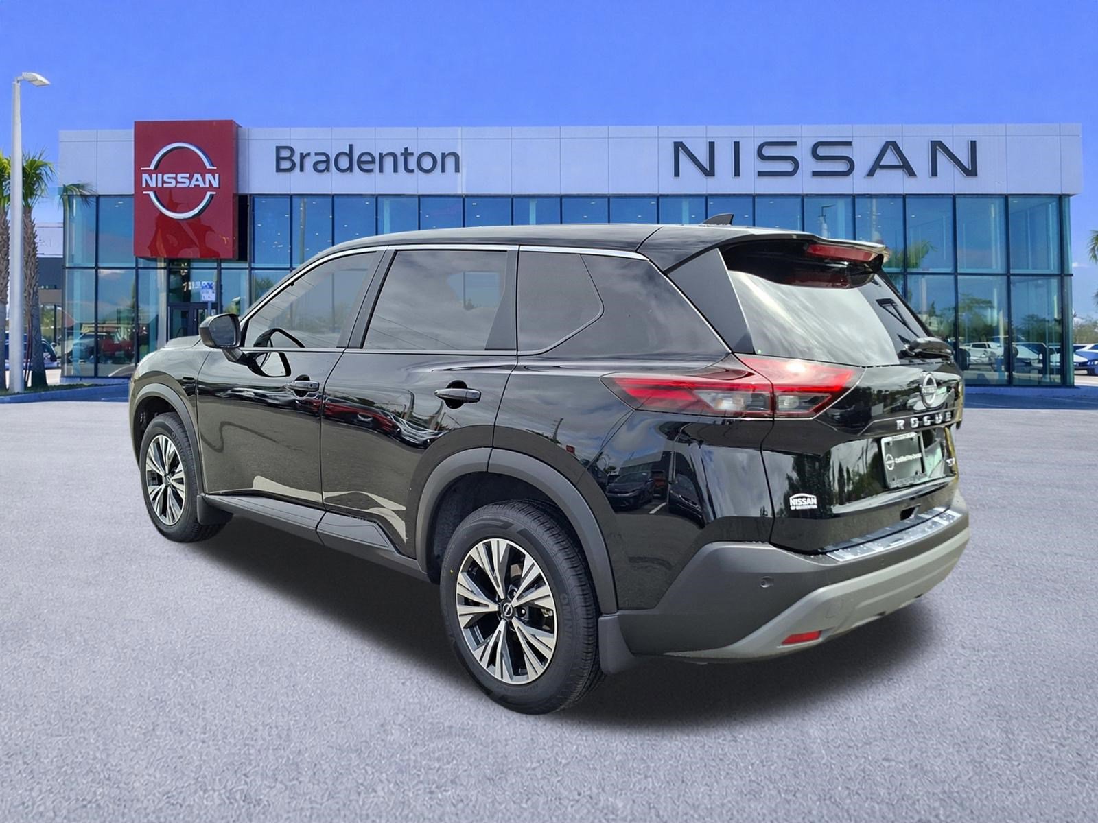 Used 2023 Nissan Rogue SV image 7