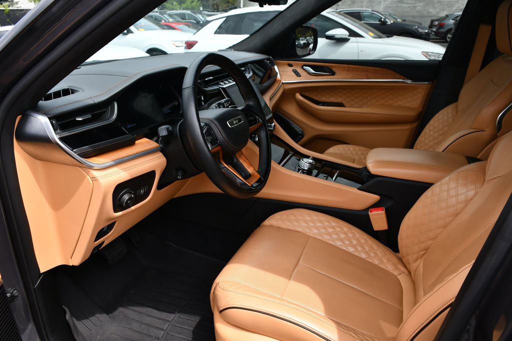 Used 2023 Jeep Grand Cherokee Summit AWD/4WD image 6
